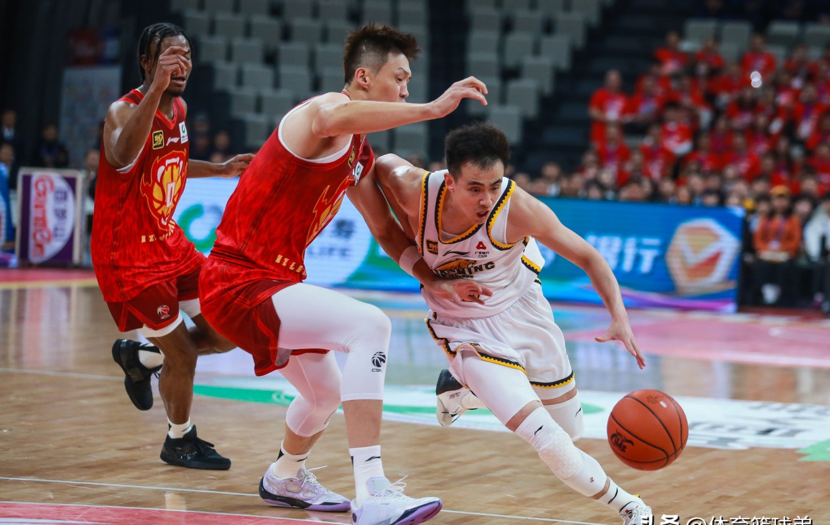 包含关键战役，球队突破战线取胜，领跑CBA联赛后期冲刺的词条